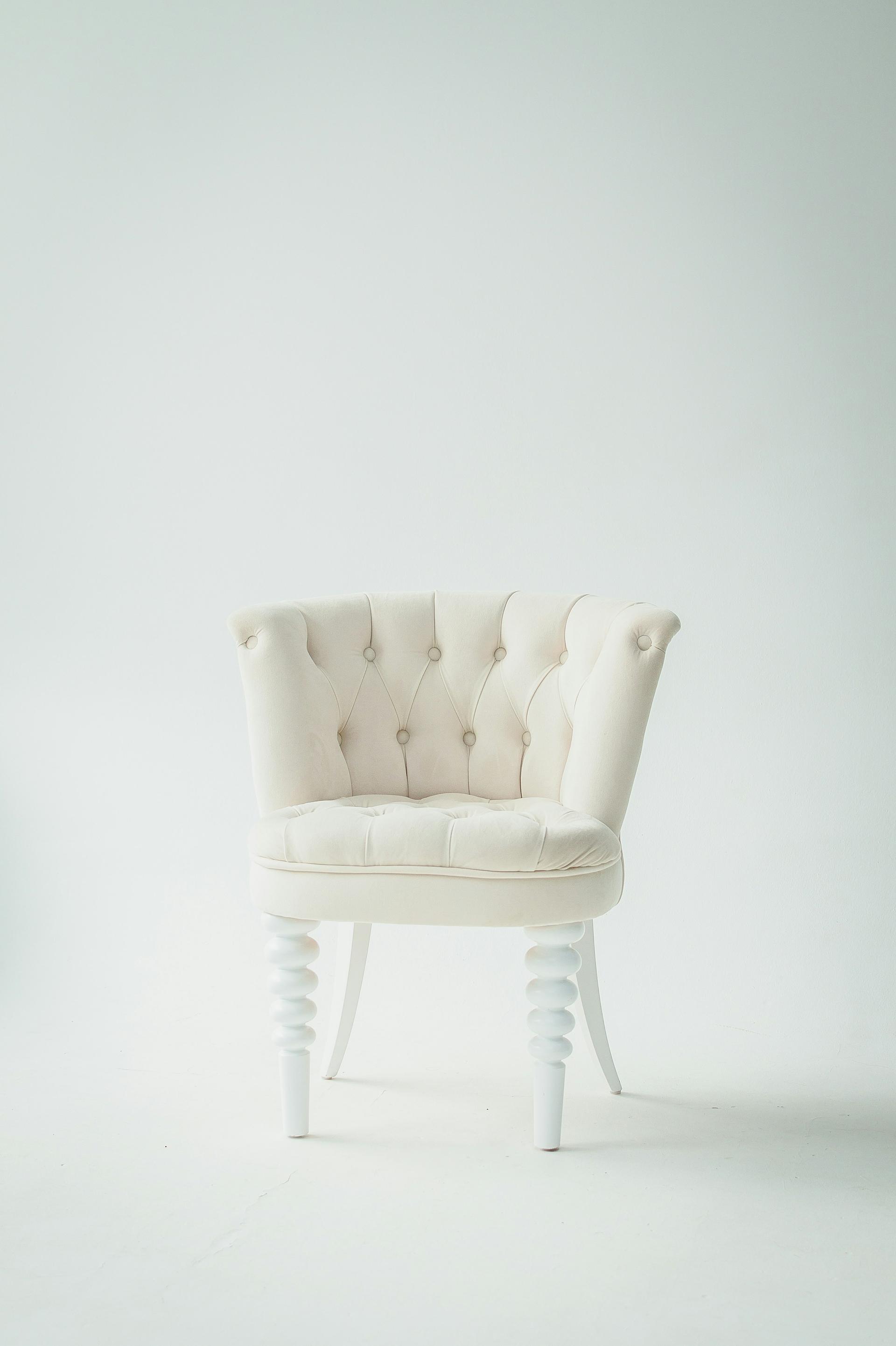 Contemporary Elegance: White Sofa Chair - Effortless Sophistication for Your Living Space